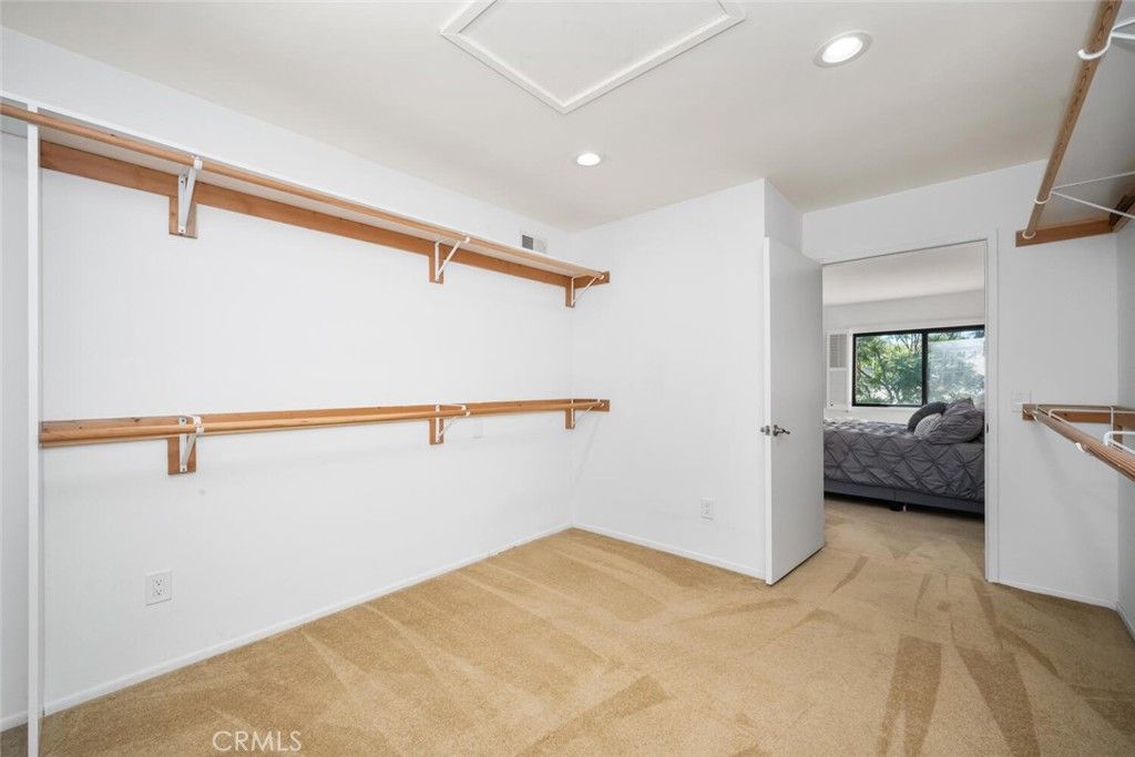 listing image 130728618191857940393
