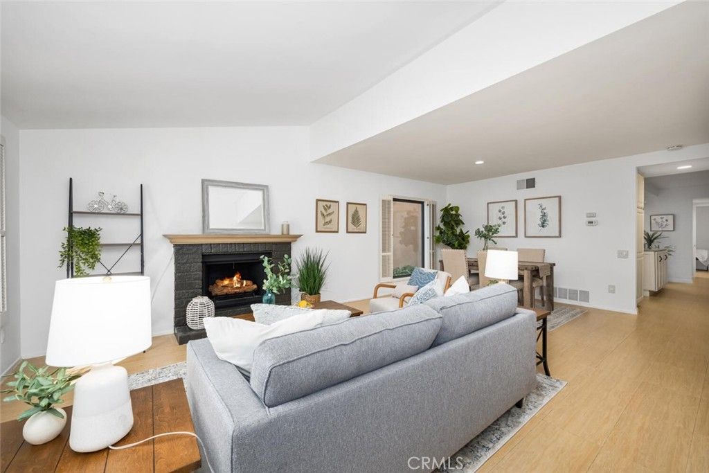 listing image 130728763409754102948