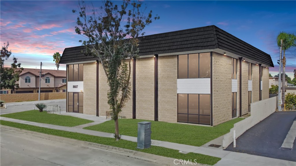Executive Office available in a newly remodeled professional building along Imperial Hwy in Downey, perfect for sole operators and small businesses. Also great for growing businesses looking for a satellite branch office. Centrally located with great freeway access to 5, 710, 605 and 105 FWY, Downey is an ideal home base for attorneys, CPAs, financial planners, loan brokers, insurance agents, architects, employment agencies, and more. Call today!