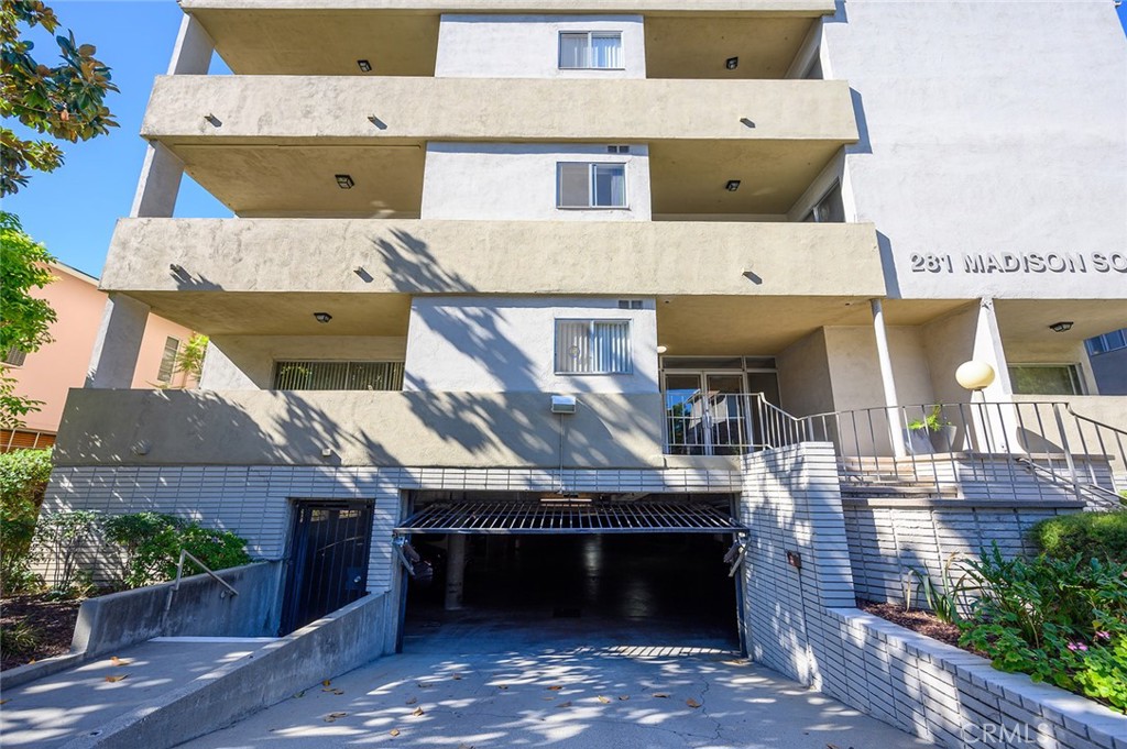 Originally built by the current ownership group, 281 S Madison resides near one of the highest disposable
income zip codes in the country. Walking distance to the Cal Tech, PCC, Lake Ave, and Colorado Blvd districts, this multifamily
investment opportunity boasts 21 large one and two-bedroom units with amenities like underground parking and a pool.
Tremendous upside, with rents far below market averages across the board. Potential to be a crown (core) component of any
portfolio.