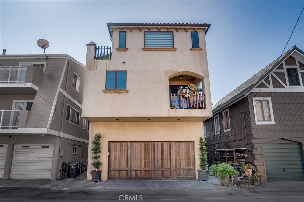 This space is perfect for your family or group to experience your next Southern California Beach getaway.
Meander through this 3-story home on your way to the rooftop jacuzzi to take in the ocean view.
Guests enjoy a complete list of amenities in this classically styled waterside home which features a variety of indoor/outdoor living and dining spaces, a barbecue area, and a boat dock.
This picture-perfect beach house is ideal for enjoying SoCal surf and sand.