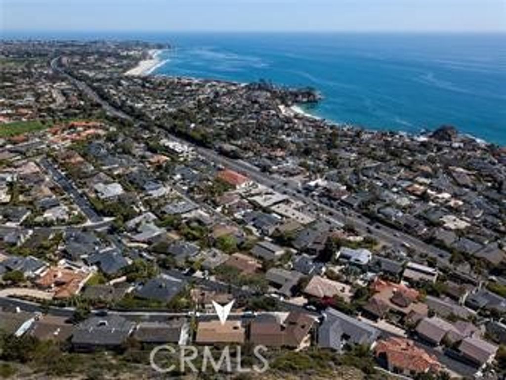 Photo of 25 N Vista De La Luna, Laguna Beach, CA 92651 (MLS # OC25012223)