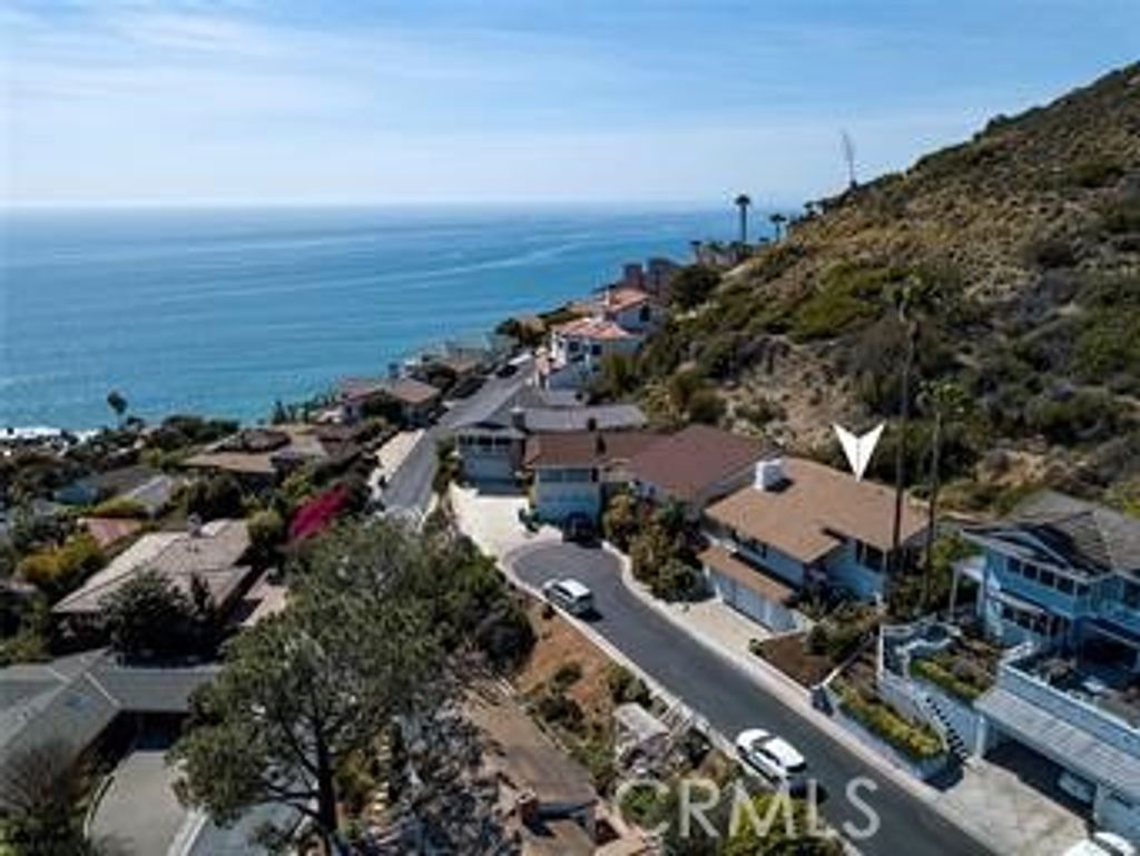 Photo of 25 N Vista De La Luna, Laguna Beach, CA 92651 (MLS # OC25012223)