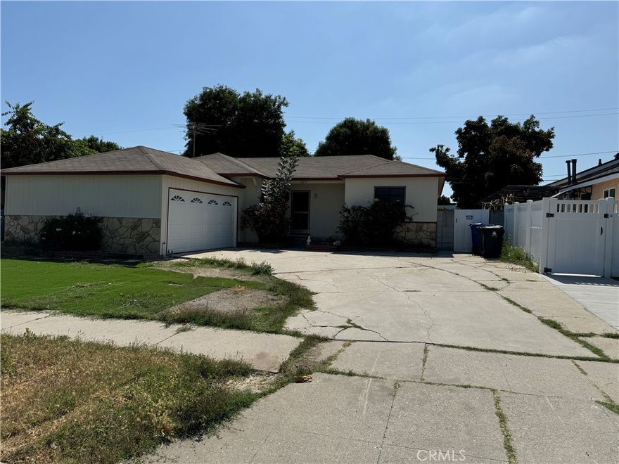 3 bedroom 1.5 bath home in a highly desirable area. Home has a walled backyard, covered patio and 2 car garage with direct access. Close to the 101 freeway for easy access.
