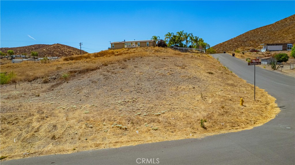 Great opportunity for Investors, Developers and Homebuyers! This vacant lot is just minutes from Canyon Lake and Menifee, close to 215 and 15 Freeways, Shopping, Entertainment and More!