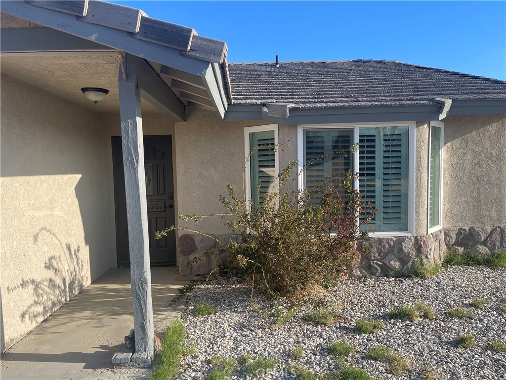 Charming 3-Bed, 2-Bath Home Near the Lake – Cash Buyers Only!
Neat and well-maintained property featuring 3 bedrooms and 2 bathrooms, located just minutes from the lake. Call today to submit your offer—this one won’t last!