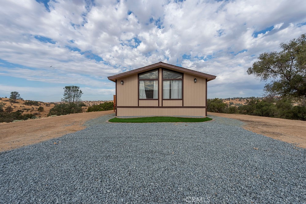 Welcome to 27062 Road 400! This beautifully updated mobile home features 3 bedrooms and 2 bathrooms within 1,400 sq. ft. of comfortable living space. Situated on a permanent foundation, this home offers stunning views of the surrounding foothills and is just a short drive from Hensley Lake.
With approximately 2.5 acres, you'll enjoy plenty of outdoor space for relaxation and recreation. Don't miss your chance to see this lovely property call today for a viewing!
