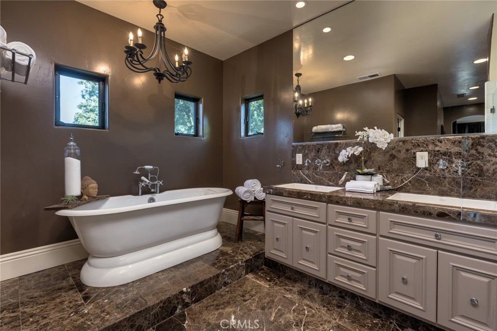 listing image 130724609825432944596
