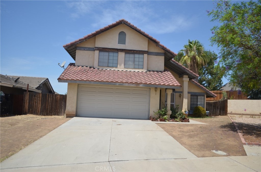 Main image without alt text