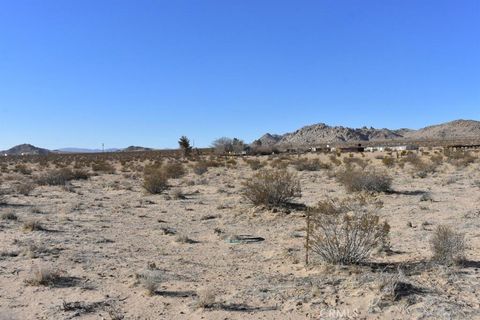 Photo of 0 E End Road, Lucerne Valley, CA 92356 (MLS # HD25051382)