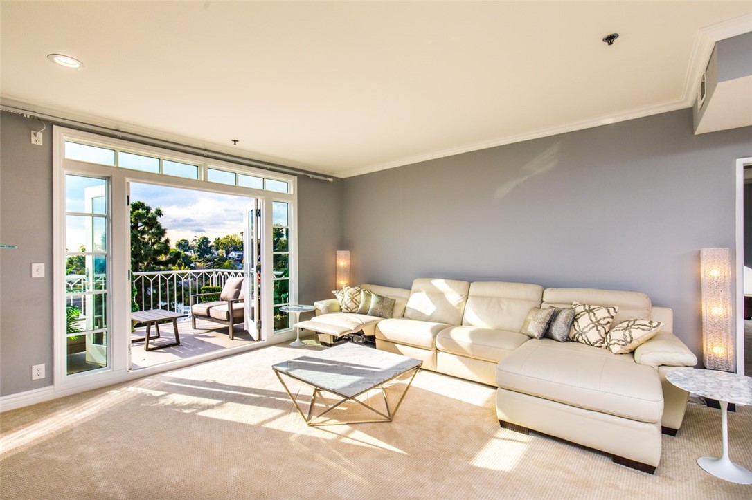 Properties 2 2222 N Beachwood Drive 415