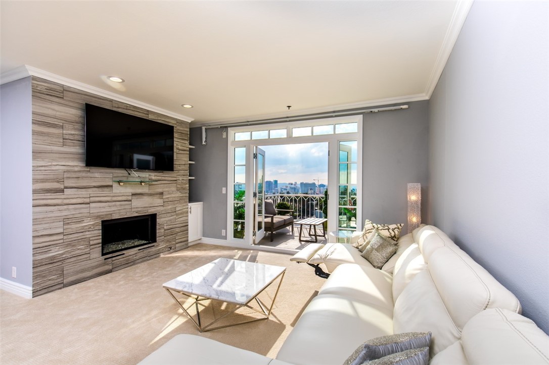 Properties 1 2222 N Beachwood Drive 415