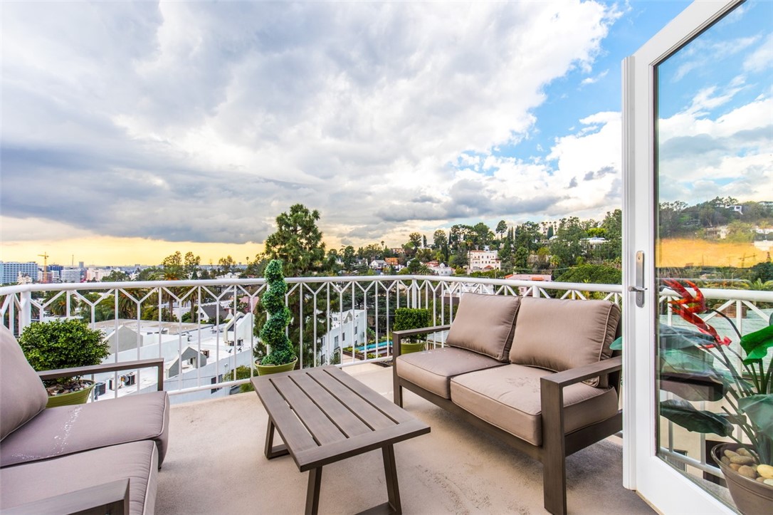 Properties 3 2222 N Beachwood Drive 415