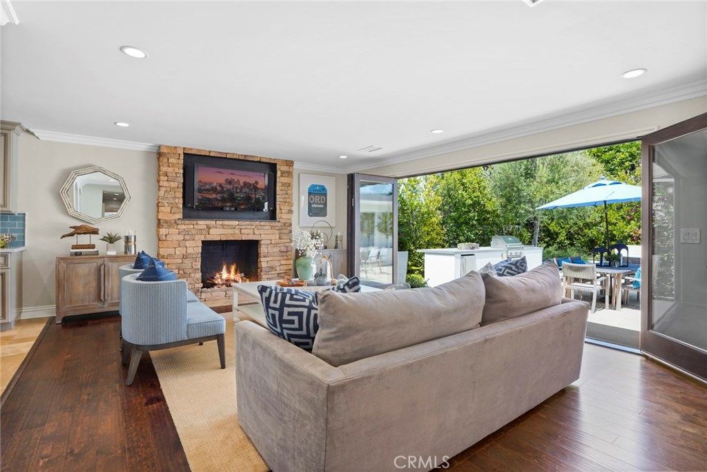 listing image 130725534432553394661
