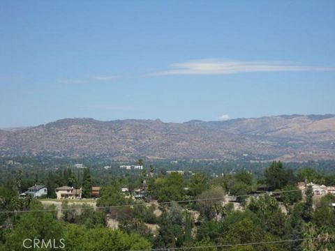 Photo of 4771 Burgundy Road, Woodland Hills, CA 91364 (MLS # SR25057794) Photo of 4771 Burgundy Road, Woodland Hills, CA 91364 (MLS # SR25057794)