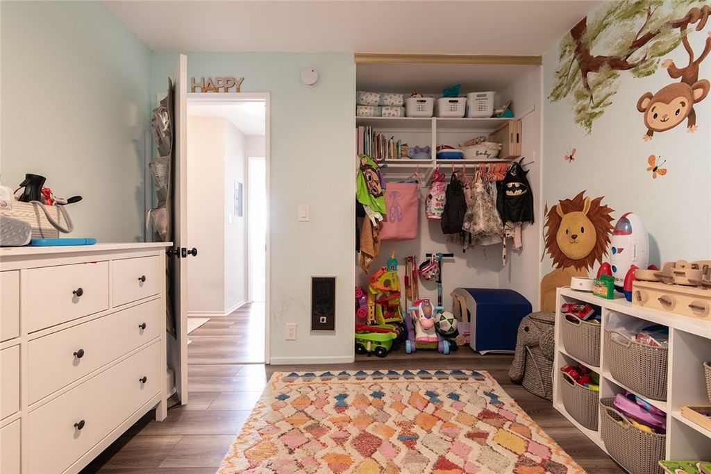 listing image 130726239015685991093