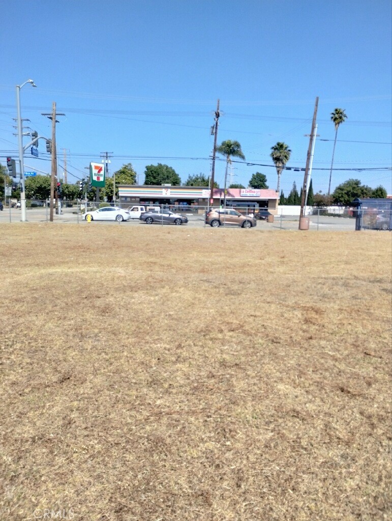 890 E Gladstone