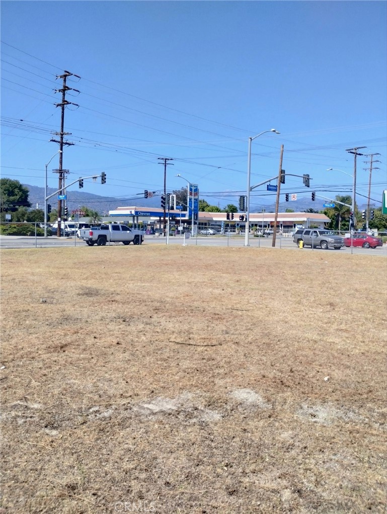 890 E Gladstone