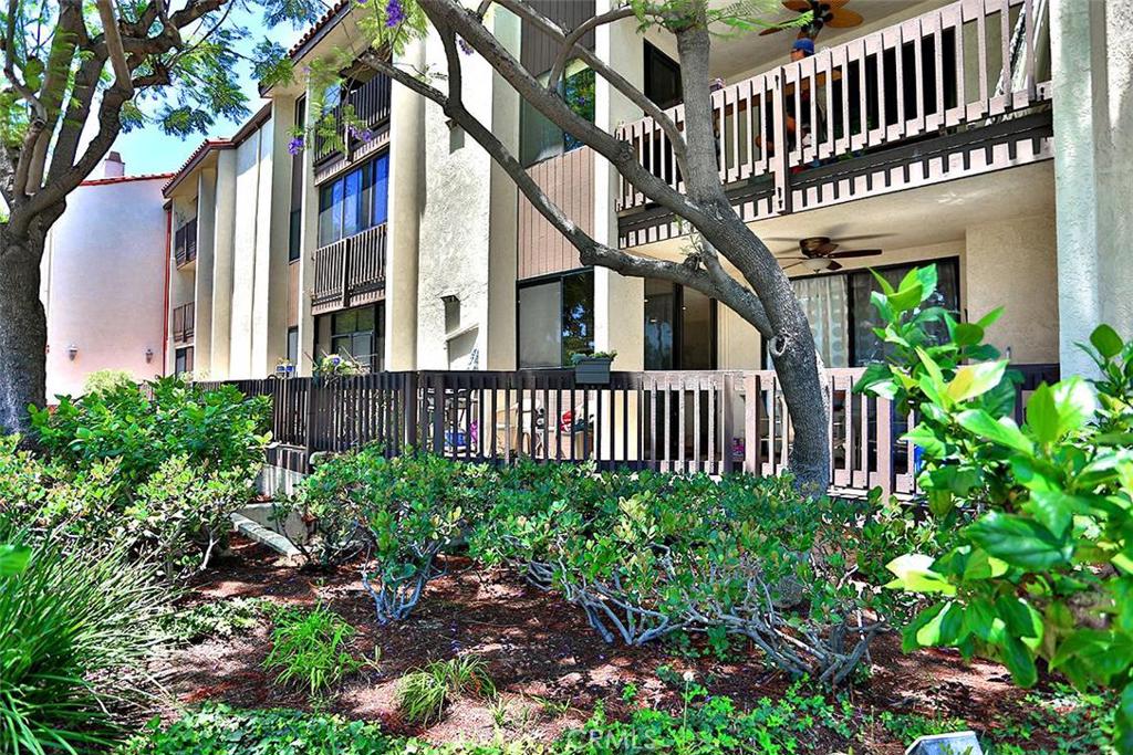 Resort Style living in this wonderful, spacious 2 Bedroom/2 Bath, large corner unit in Parkview Plaza. Right across the street from the 5th hole at Big Rec Golf Course in Belmont Heights. Large open and bright floor plan. Large kitchen with granite counter tops and breakfast bar, flows directly into dining and living room, with dark engineered wood flooring. The living room has a fireplace with large slider onto the wrap around patio that has a large storage cabinet. Large master bedroom with en-suite and large bathtub with double closets and large window. Spacious secondary bedroom. Interior courtyard with over sized fountain, beautiful landscaping throughout. The highly sought after Park View Plaza complex is a lovely landscaped, gated community that features a Resort Style swimming pool, spa, sauna, outdoor fireplace and a loggia/seating area overlooking the pool. Vacation where you live! Your HOA dues cover water, insurance, trash and maintenance. One of most sought out buildings in Long Beach! Close to Long Beach State, the Pyramid. Close to the Beach, 2nd St., restaurants, night life, shopping and Frwy's. Don't miss seeing this one!