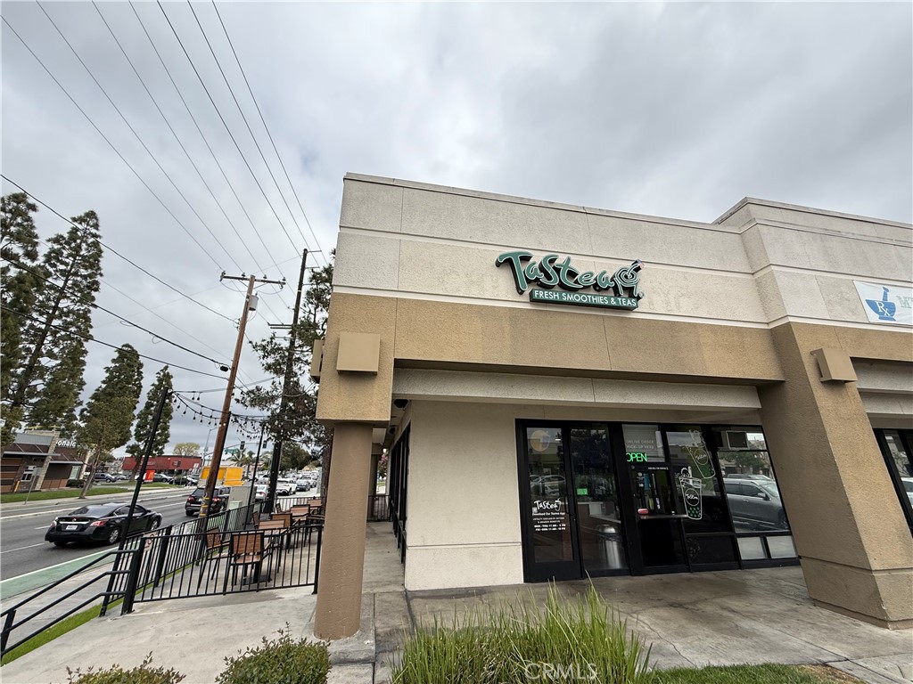 Looking for an exciting business opportunity? This well-established fresh smoothies & boba tea shop is now available for sale! Tastea has been a shining star for innovative & delicious smoothie and tea drinks for over 20 years. The brand is known for one of the biggest franchises of boba tea and smoothies in Orange County.
Located in a high-traffic shopping center with excellent visibility, this business attracts a steady stream of customers every day. Surrounded by retail stores, restaurants, residential areas, ensuring consistent foot traffic.
Fully equipped and operational with all necessary equipment and branding. It's known for fresh, natural smoothies and premium boba tea. Plus a strong customer base, loyal local clientele and excellent online reviews.
Whether you're an entrepreneur looking for a profitable venture or an investor seeking a well-established business, this boba tea and smoothie shop is a fantastic opportunity!