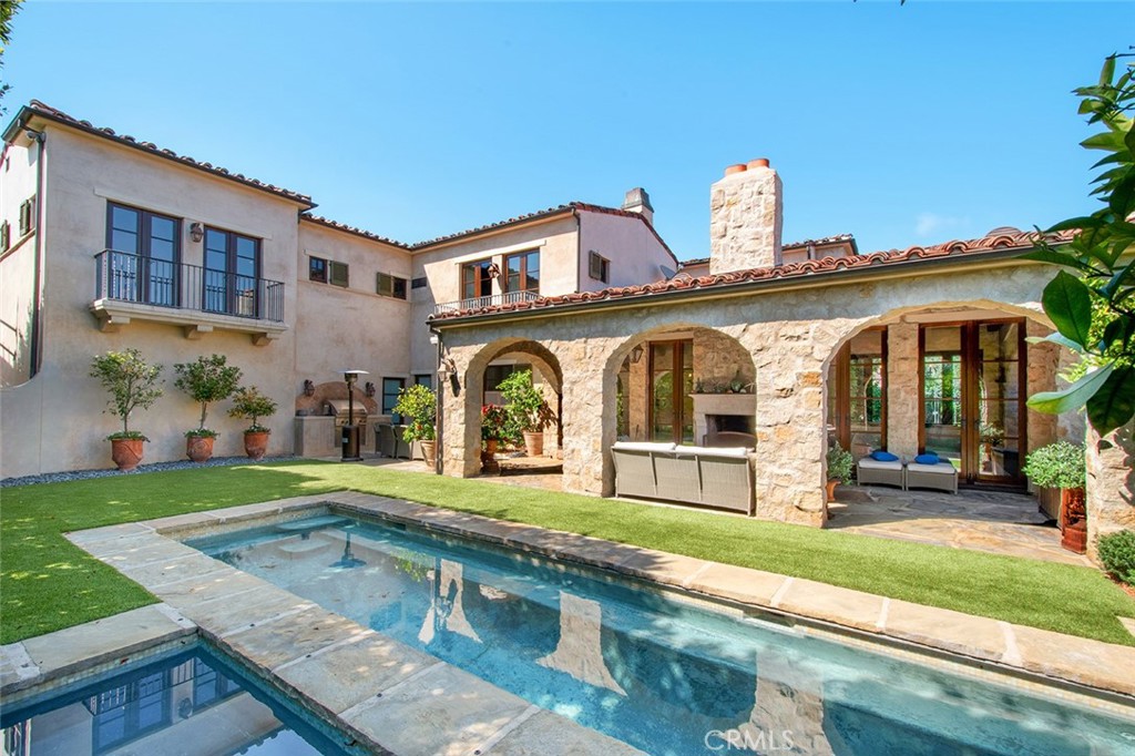 A traditional Italian Villa and architectural gem designed by renowned architect John
O'Neil. Located on a premium, exceptionally large interior parcel.