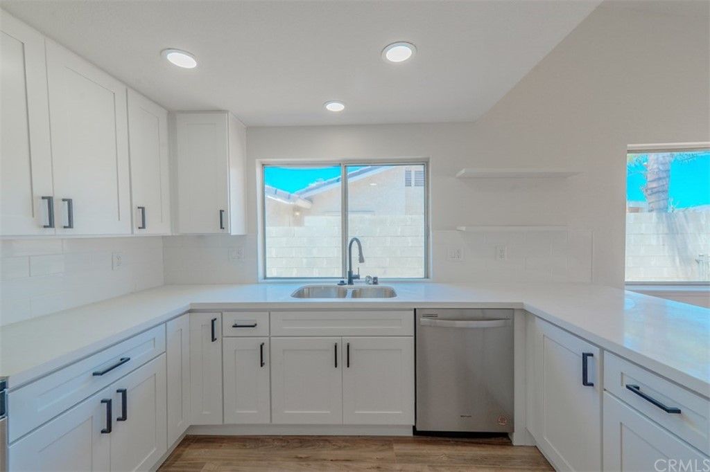 listing image 130724571258382558363