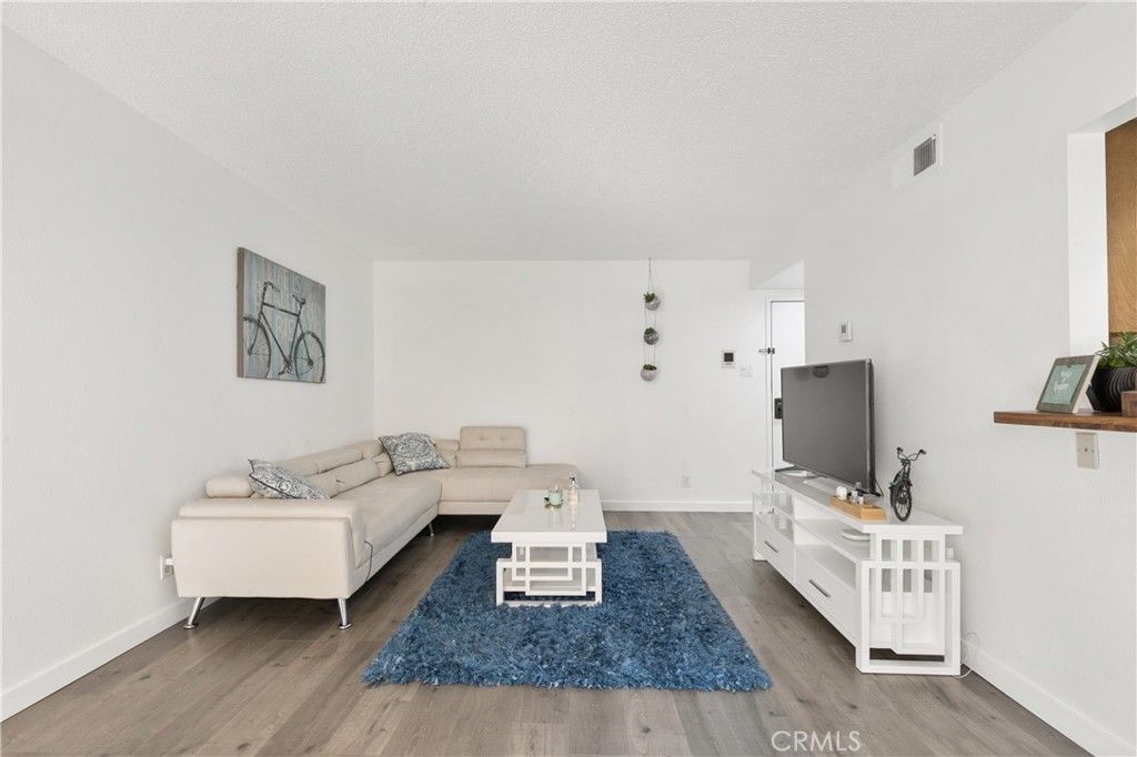 listing image 0