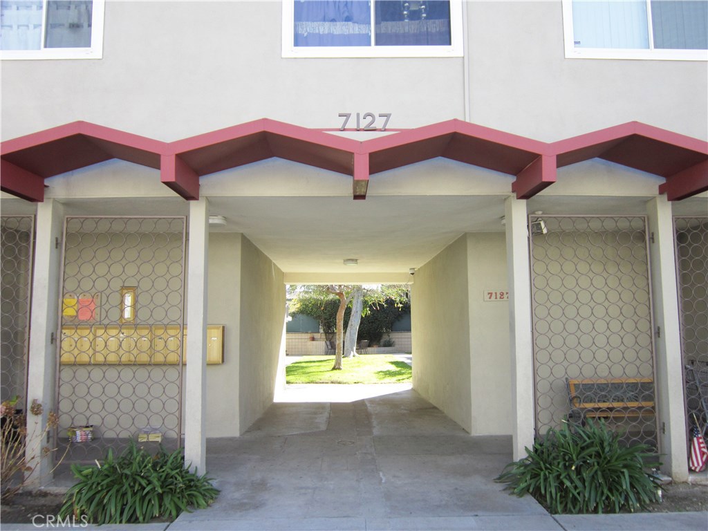 Beautiful move in ready 2 Bedroom 1 Bath co-op-condominium in the city of North Hollywood. This lovely one story unit includes granite kitchen counters, storage space and updated windows. Amenities Include pool, gym, and recreation room. LOW HOA, Priced to sell so hurry and don't miss out on joining this wonderful community.
