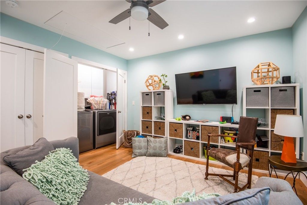 listing image 130728663525910980427