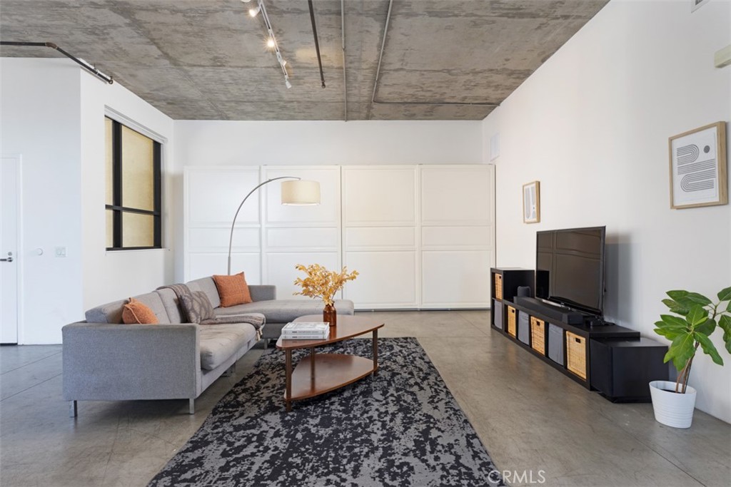 835 Locust Avenue 323
