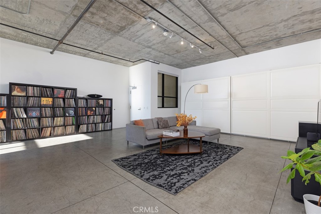 835 Locust Avenue 323