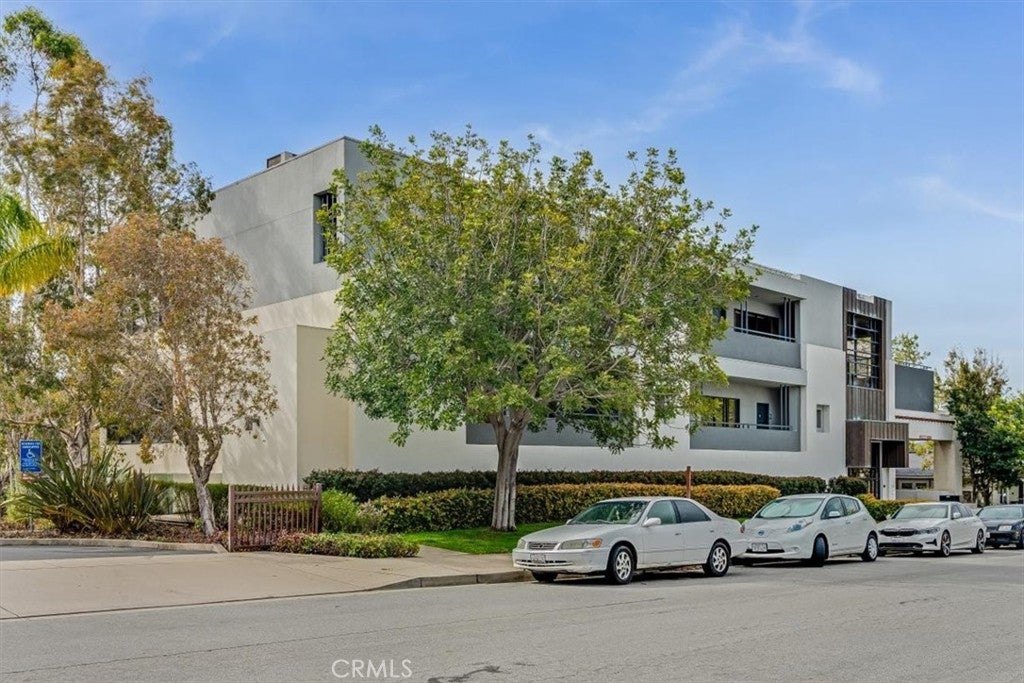 1035 Peach Street 302
