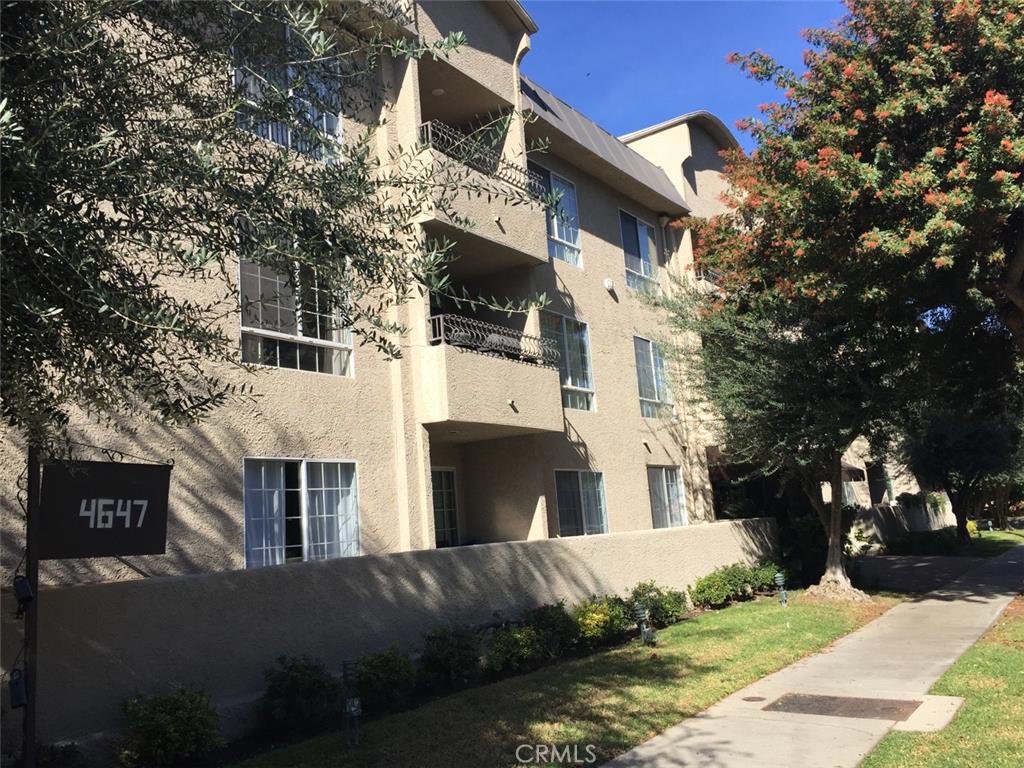 Updated Sherman Oaks condo!!! This centrally located codo has over 1500sqft of living space with 2 bedrooms, 2 full baths, a separate Den (could be used as the 3rd bedroom or office). Newly updated kitchen with new Quartz counter tops, new cooktop and hood, double oven, dishwasher, and refrigerator. Large family room with a wet bar, eating area and an L shaped large Blacony. Master bedroom with walk-in closet, private large bathroom with dual vanity sinks. The complex includes pool, SPA, and a large rec room. Easy access to 101 and 405 FWYs. Close to Ventrua Blvd for great restaurants and shopping.