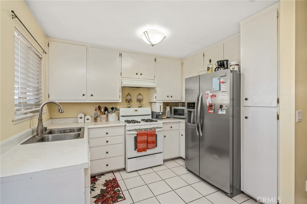 Photo 6 of 15 of 2552 N Lugo Avenue house