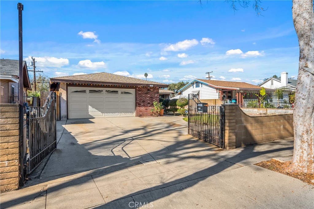 Photo 2 of 15 of 2552 N Lugo Avenue house