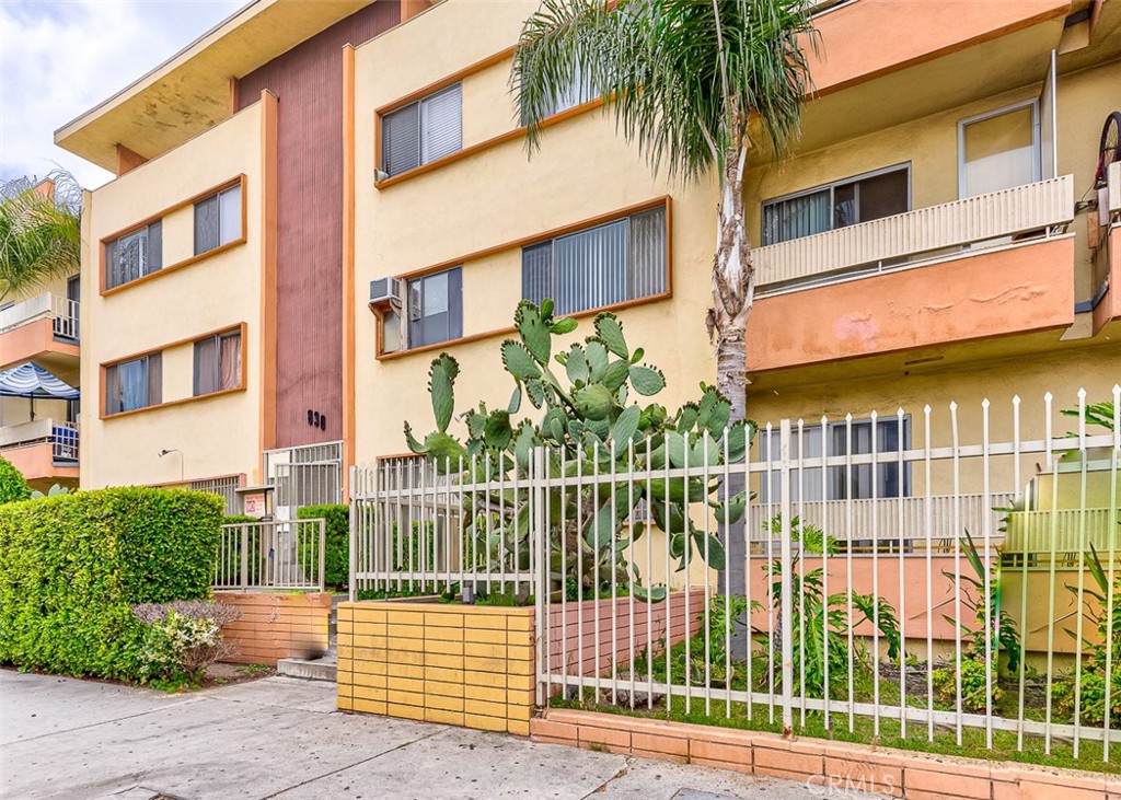 Realtors! Call your developer clients now. Excellent opportunity to acquire investment property in the heart of Los Angeles. 60-unit apartment building on 30,000 SQFT lot near DTLA. Located near Alvarado St, restaurants and stores. Near 100% occupancy. Upside rent market and potentials.