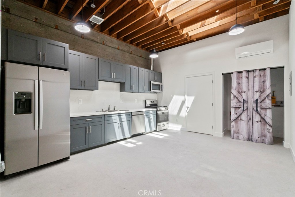 BRAND NEW CONSTRUCTION LIVE / WORK STUDIOS FOR RENT Spacious Unit with interior and exterior access, high ceilings, oversized windows, natural lighting with creative vibes. Perfect to operate a small business and live in, the space features: brand new stainless steel appliances including fridge, gas stove, oven and washer and dryer hook ups.
Located in the heart of the San Pedro Arts and Cultural District, Pacific Live/Work Studios houses a bundle of blank canvases etched into a backdrop of character, illuminated by abundant natural lighting, and ready to inspire a community already blooming into a renaissance of creative expression. FIND YOUR MUSE IN THE ARTS DISTRICT Designated in 2017, the San Pedro Arts and Cultural District is one of 14 districts designated by the state of California. The San Pedro district encompasses the waterfront, (including the USS Iowa); the historic downtown core with its artist studios and the Art Deco Warner Grand Theater; the Frank Gehry-designed Cabrillo Marine Aquarium; and the Angels Gate Cultural Center. CATCH THE WAVE OF NEW BLOOD COMING TO THE WATERFRONT A development decades in the waiting, the West Harbor Waterfront Development at the Port of Los Angeles will feature a one-mile-long waterfront promenade, a pop-up park, an off-lease membership dog park, overwater dining & bar, 20,000sf beer garden, waterside attractions, and an amphitheater.