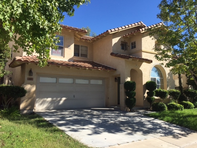 Come see this spacious and bright 4bd/2.5ba, 2 story home in Rolling Hills. Freshly painted and clean. Vaulted ceiling and expansive foyer area. This house is located in a quiet and pristine neighborhood with access to excellent Chula Vista schools (Eastlake Middle/High Schools). Sorry, no pets or smoking allowed. Room sizes: MBR 14x13, BR#2 10x10, BR#3 10x10, FR 15x12, LR 21x14, DR 12x9, Kit 12x9 Neighborhoods: Rolling Hills Complex Features: , Sewer: Sewer Connected