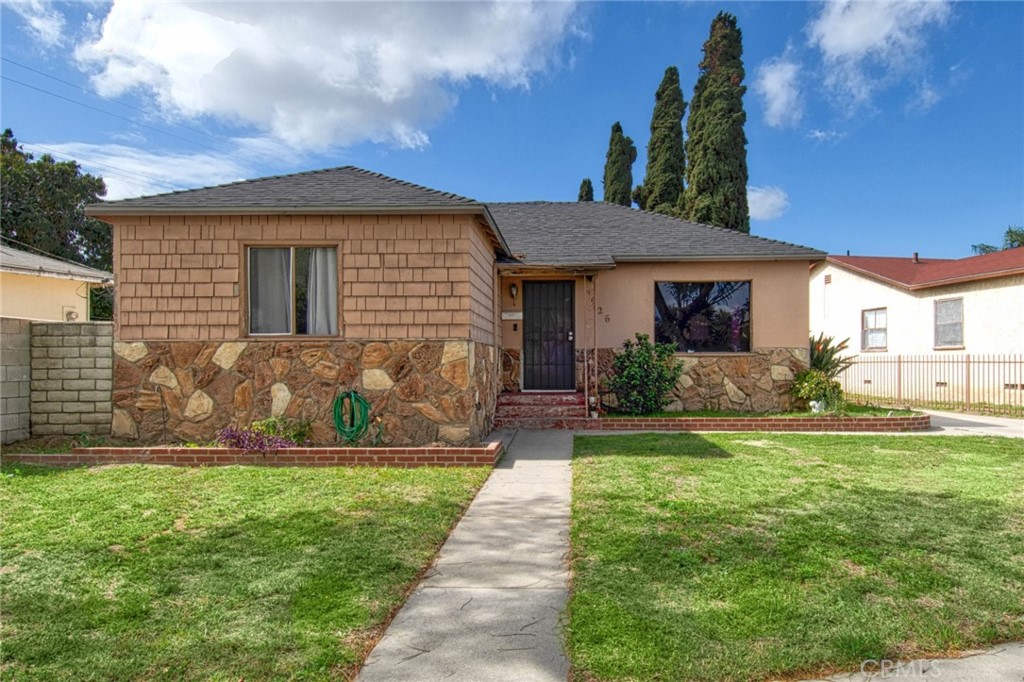 Main image without alt text