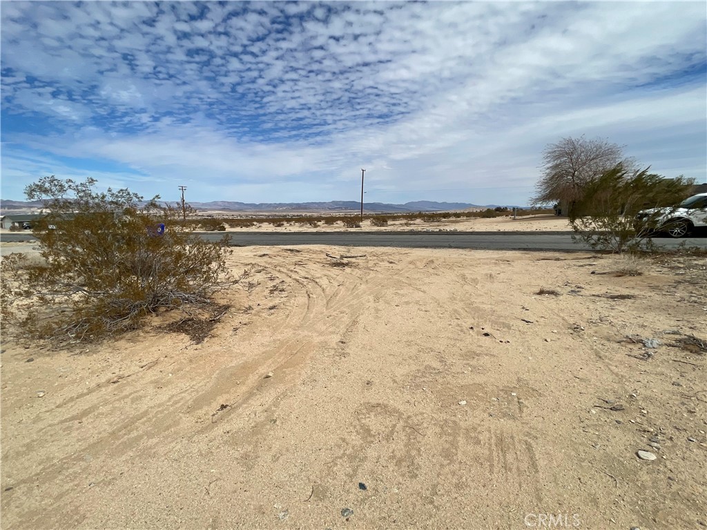 Looking to build!?! Check out this great spot in 29 Palms with utilities located on the neighboring lots. This location is near local amenities and just minutes away from the East Entrance to the Joshua Tree National Park, plus amazing artisan shops in town. Reach out for more info!