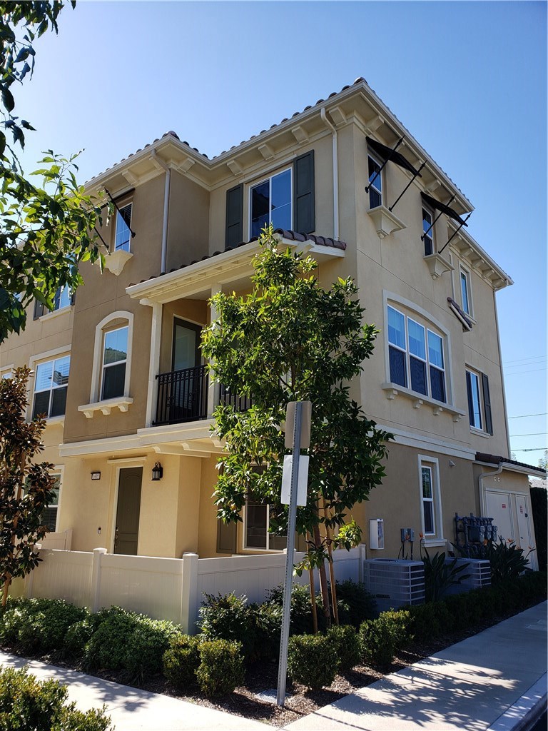 A wonderful opportunity to live in one of Anaheim's newer communities, Turnberry. This is a 3 bedroom and 3.5 bathroom, corner lot/end unit condo. Each bedroom has their own bathrooms plus 2nd floor has a half bath for guests. 2 car garage with direct access. Large front patio area perfect for relaxing outside or BBQ. Large Great Room perfect for entertaining family and friends. Master Bedroom has his and her sinks, separate soaking tub/shower and walk-in closet. Conveniently located near Anaheim Packing District, Anaheim Gardenwalk, Disneyland, The Outlets at Orange, Main Place Mall, Angel Stadium, Honda Center, and restaurants. Easy access to the 57 and 91 Freeway. Definitely a must see!