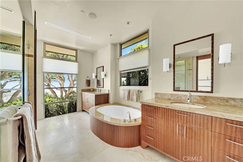 Corona del Mar, California 92625, United States, 5 Bedrooms Bedrooms, ,6 BathroomsBathrooms,Residential,Active,13915
