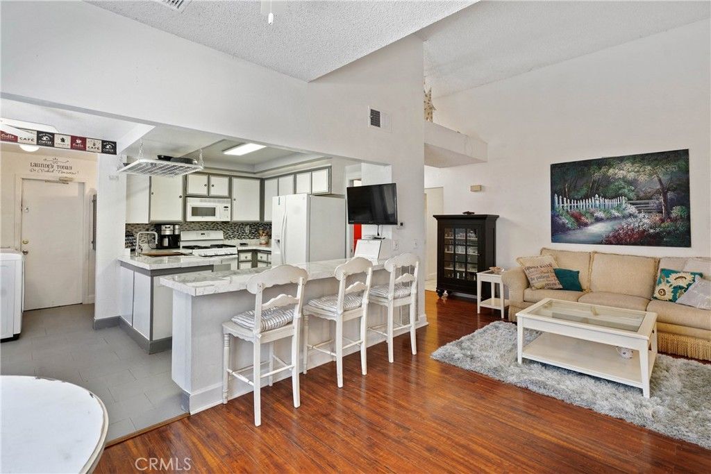 listing image 130728499225208219996