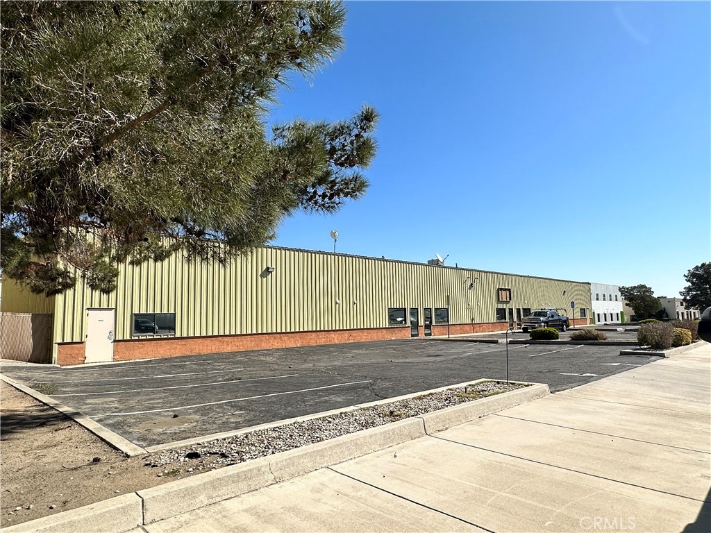 1,250sf unit available. Has one ground level loading door and YARD. Landlord pays water, trash and sewer.