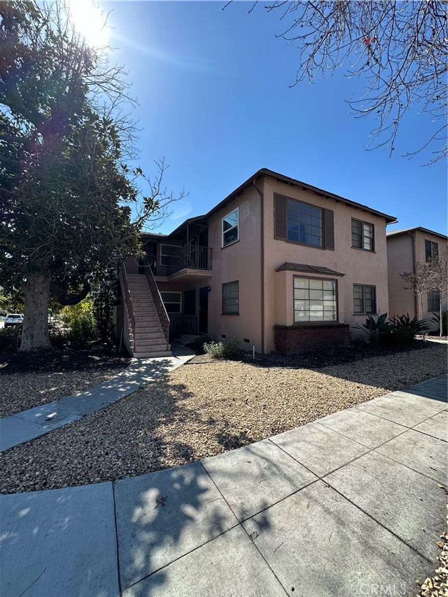 Charming 2nd floor apartment located at 2123 N Parish Place in Burbank. Bright and airy space featuring hardwood floors and a convenient location near shops and restaurants.