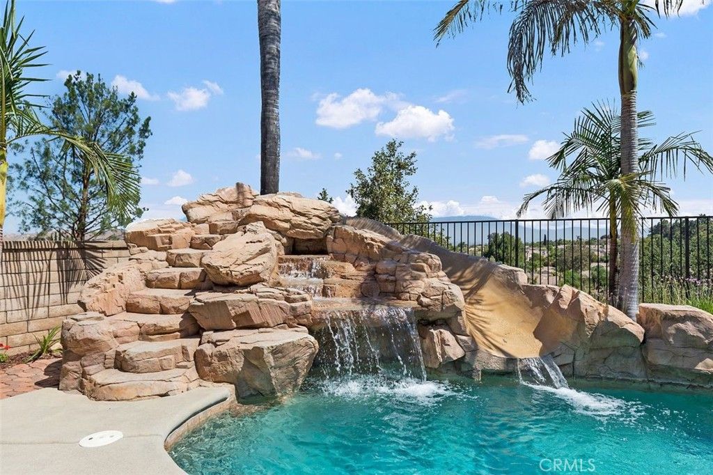 listing image 130724622703361700994