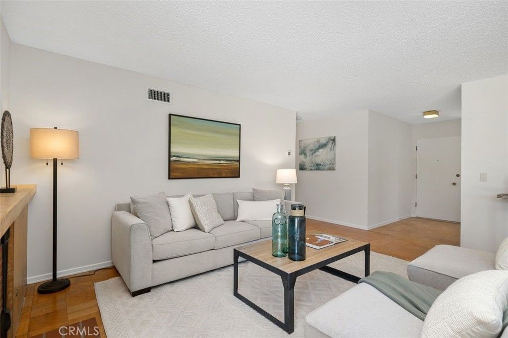 listing image 130722356494195011473