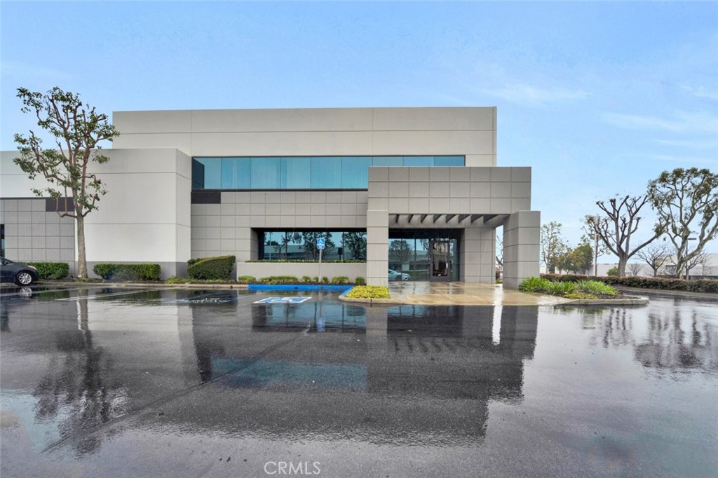 Ideal for owner-users, this office/flex condominium within the city of Irvine's East pointe business park offers exceptional image, design and location with its high-image finishes, flexible layout, amenity-rich location and immediate proximity to the Irvine spectrum, I-5, and I-405 freeways, 7.321/1000SF parking radio.