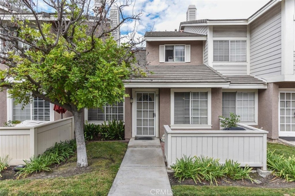 Located in an award-winning Irvine school district, this home is a comfortable townhouse in an ideal location. It is conveniently located to various schools, a shopping center for all your needs, and multiple parks. Investors are welcome to visit this property. The current price is ideal for a fast sale.