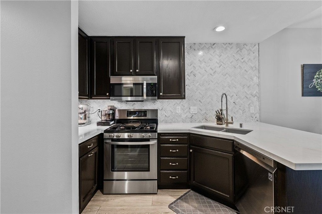 listing image 130722791926477241401